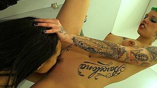 Escondidas en el baño