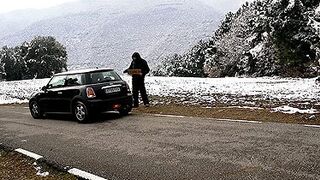 Lara y su mini. El Autoestopista. Cap 9