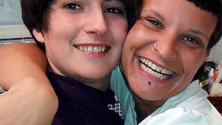 Amantres. Trío lésbico con un strap on