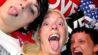 Amantres. Trío lésbico con un strap on