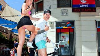 Carolina y el técnico de iluminación