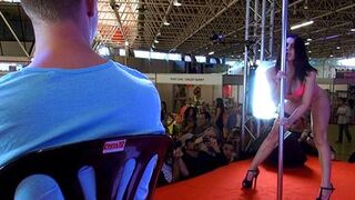 Pamela Sánchez tortura a los guiris