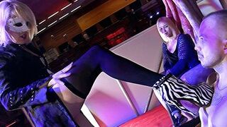 Invitando a gente del publico al escenario