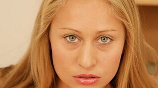 Rubia de ojos claros masturbándose