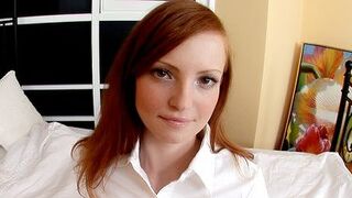 Petándole el culo a la jovencita pelirroja