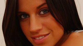 Preciosa morenita de ojos azules masturbándose