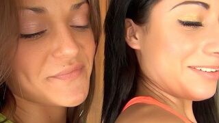 Dos húmedas adolescentes se lo comen todo