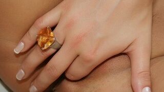 Masturbación en el sofá