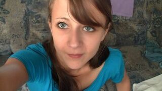 Jovencita amateur delante de su webcam