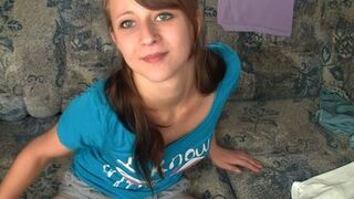 Jovencita amateur delante de su webcam