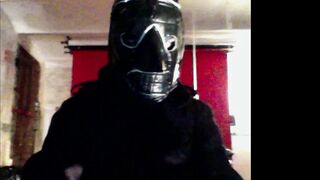 2 pollas,  2 coños y un arnés en un calabozo