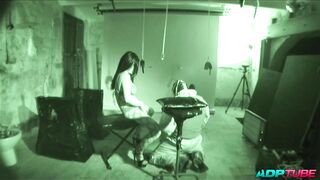 2 pollas,  2 coños y un arnés en un calabozo