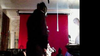 2 pollas,  2 coños y un arnés en un calabozo