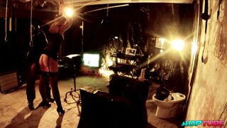 2 pollas,  2 coños y un arnés en un calabozo