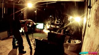 2 pollas,  2 coños y un arnés en un calabozo