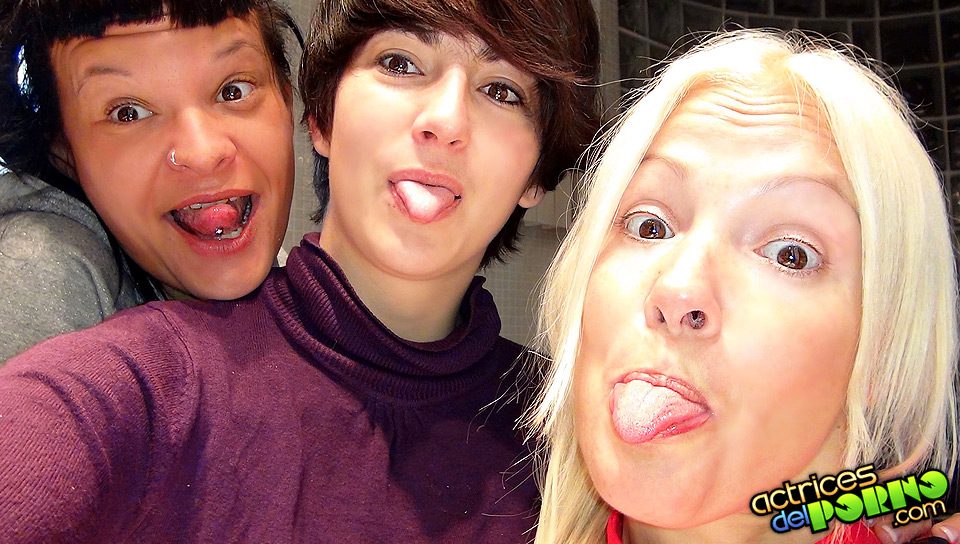 Amantres. Trío lésbico con un strap on