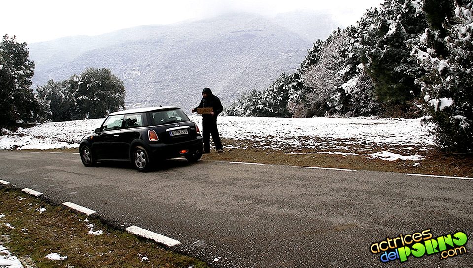 Lara y su mini. El Autoestopista. Cap 9